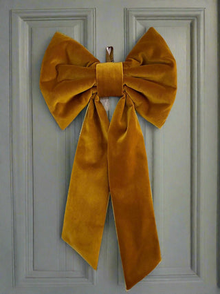 gold-bow-on-door