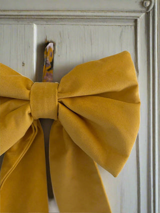 VELVET BOW ON DOOR