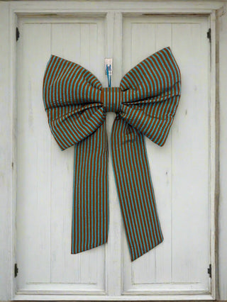 big bow on door
